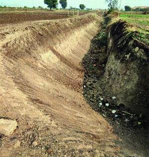 Work of the work of the work of the palanquin talavade done by the labor | श्रमदानातून केले तळवाडे भामेर कालव्याचे काम