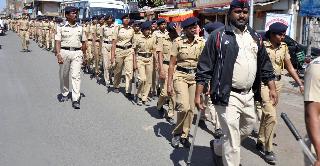 PathMarch ... local election campaign election slumped on Sunday. On this background, the police administration trained the staff of the police station under the Ayodhya police and trained them in accordance with law and order. | पथमार्च... स्थानिक स्वराज्य संस्थांच्या निवडणुकीच्या प्रचारतोफा रविवारी थंडावल्या. या पार्श्वभूमिवर पोलीस प्रशासनाने आयुक्तालयाअंतर्गत पोलीस ठाण्यातील कर्मचाऱ्यांचा पथमार्च काढून कायदा, सुव्यवस्थेच्या अनुषंगाने रंगीत तालीम केली.