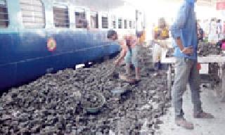Railway passengers suffer: | रेल्वे प्रवाशांना त्रास : Railway passengers suffer: | रेल्वे प्रवाशांना त्रास :