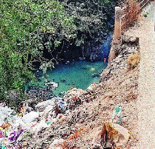 The bridge going towards the temple of Shri Chakreshwas was lost | चक्रेश्वर मंदिराकडे जाणारा पूल खचला