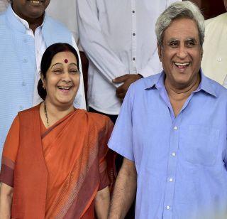 Swaraj is not doing the skill despite husband Hearing Sushma | पती असूनही स्वराज कौशल करत नाहीत सुषमा यांना फॉलो