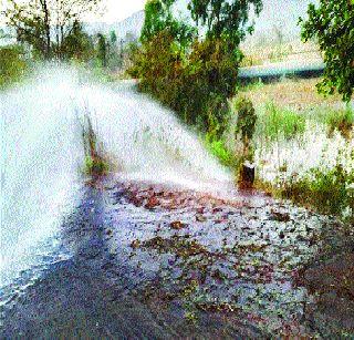 The water cut came off at Nagothane | नागोठणे येथे जलवाहिनी फुटली