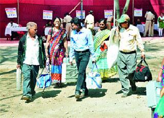 Voting machines for Zilla Parishad depart | जिल्हा परिषदेसाठी मतदान यंत्रे रवाना Voting machines for Zilla Parishad depart | जिल्हा परिषदेसाठी मतदान यंत्रे रवाना