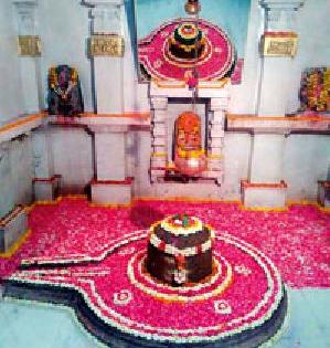 Hemadpanthi started the journey of the Rudreshwar temple | हेमाडपंथी रूद्रेश्वर मंदिरात यात्रा महोत्सवाला प्रारंभ Hemadpanthi started the journey of the Rudreshwar temple | हेमाडपंथी रूद्रेश्वर मंदिरात यात्रा महोत्सवाला प्रारंभ