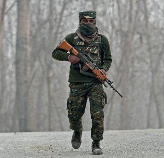 In Jammu Kashmir, a BSF killed a terrorist | जम्मू काश्मीरमध्ये बीएसएफने एका दहशतवाद्याला घातले कंठस्नान