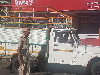 Police suspect traffic of bogus voters: Jok | बोगस मतदारांच्या वाहतुकीचा संशय : पोलीसांनी रोखली जीप