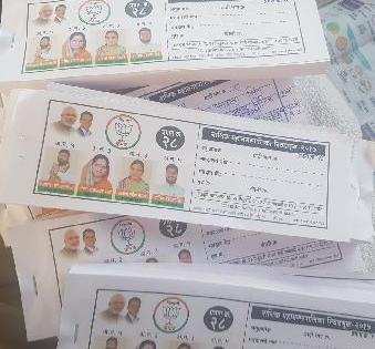 Chitthaya seized of names of candidates, photos; Police force | उमेदवारांचे नाव, फोटो असलेल्या चिठ्ठया जप्त; पोलीसांचा दणका