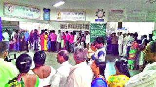 Voters crowd even after voting time | मतदानाची वेळ संपल्यानंतरही मतदारांची गर्दी Voters crowd even after voting time | मतदानाची वेळ संपल्यानंतरही मतदारांची गर्दी