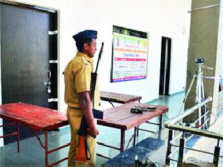Guard of the police station at counting centers | मतमोजणी केंद्रांवर पोलिसांचा खडा पहारा Guard of the police station at counting centers | मतमोजणी केंद्रांवर पोलिसांचा खडा पहारा