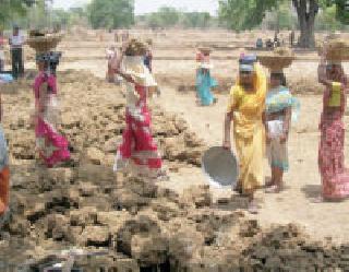 Prepare works, but do labor | कामे तयार, पण मजुरांची वाणवा Prepare works, but do labor | कामे तयार, पण मजुरांची वाणवा