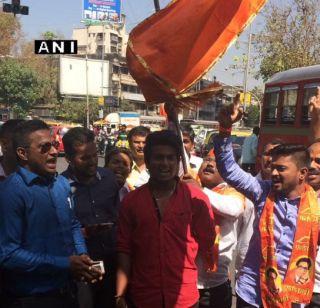 BMC ELECTION RESULTS: Shivsainik's crowd outside the Army Bhavana | BMC ELECTION RESULTS : सेनाभवनाबाहेर शिवसैनिकांची गर्दी