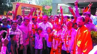 Shiv Sena district chief's meeting at the residence of Shiv Sena | शिवसेना जिल्हाप्रमुखांच्या निवासस्थानी कार्यकर्त्यांचा जल्लोष