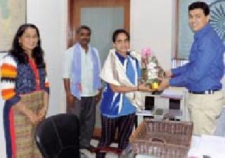 Felicitated by cyclist Sushilalacha District Collector | सायकलपटू सुशिकलाचा जिल्हाधिकाऱ्यांच्या हस्ते सत्कार Felicitated by cyclist Sushilalacha District Collector | सायकलपटू सुशिकलाचा जिल्हाधिकाऱ्यांच्या हस्ते सत्कार