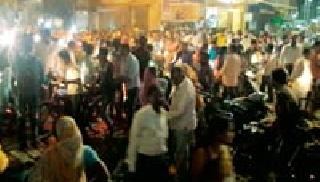Stuffed luggage stalled by angry mob | संतप्त जमावाने फेकले भाडेकरूचे सामान Stuffed luggage stalled by angry mob | संतप्त जमावाने फेकले भाडेकरूचे सामान
