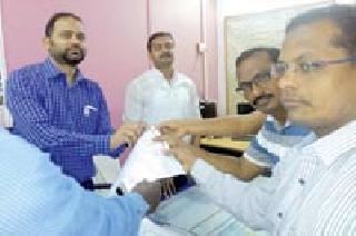 Take action on the responsible officers of the teacher's death | शिक्षकाच्या मृत्यूस जबाबदार अधिकाऱ्यांवर कारवाई करा Take action on the responsible officers of the teacher's death | शिक्षकाच्या मृत्यूस जबाबदार अधिकाऱ्यांवर कारवाई करा