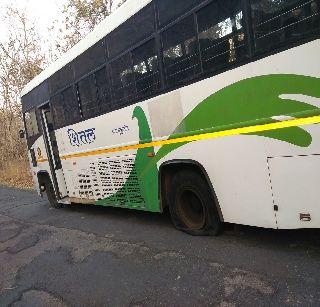 Tourists' buses tire breaks, big accidents remain | पर्यटकांच्या बसचे टायर फुटले, मोठा अपघात टळला