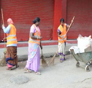 Cleanliness wiped off the mouth of the workers | सफाई कामगारांच्या तोंडाला पाने पुसली Cleanliness wiped off the mouth of the workers | सफाई कामगारांच्या तोंडाला पाने पुसली