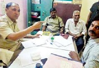 Construction workers 'to' toilets became construction workers | शौचालय निर्मितीसाठी ‘ते’ बनले बांधकाम मजूर Construction workers 'to' toilets became construction workers | शौचालय निर्मितीसाठी ‘ते’ बनले बांधकाम मजूर