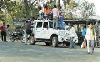 Dangerous Passenger Traffic: | धोकादायक प्रवासी वाहतूक : Dangerous Passenger Traffic: | धोकादायक प्रवासी वाहतूक :
