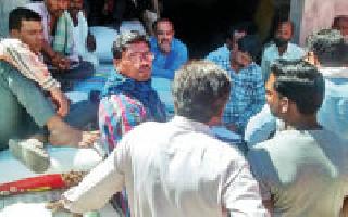 Counters 'peasants' peas | शेतकऱ्यांची तूर सोडून व्यापाऱ्यांच्या तुरीची मोजणी Counters 'peasants' peas | शेतकऱ्यांची तूर सोडून व्यापाऱ्यांच्या तुरीची मोजणी