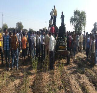 The death of the farmer by getting trapped in the machine | मशीनमध्ये अडकल्याने शेतमजुराचा मृत्यू