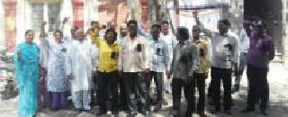 Solapur municipal workers' agitation for the wages | वेतनासाठी सोलापूर महापालिका कर्मचाऱ्यांचे आंदोलन Solapur municipal workers' agitation for the wages | वेतनासाठी सोलापूर महापालिका कर्मचाऱ्यांचे आंदोलन