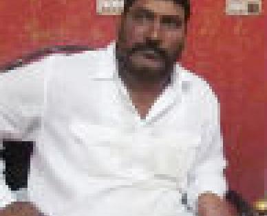 MUM Nutan corporator Tawfiq Sheikh Zarband, two police detainees in Solapur | सोलापूरातील एमआयएम नूतन नगरसेवक तौफीक शेख जेरबंद, दोन पोलीस कोठडी MUM Nutan corporator Tawfiq Sheikh Zarband, two police detainees in Solapur | सोलापूरातील एमआयएम नूतन नगरसेवक तौफीक शेख जेरबंद, दोन पोलीस कोठडी