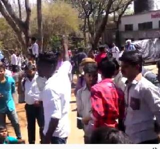 The protest movement in SFI University rejected the permission of police to protest | पोलीसांनी मोर्चाला परवानगी नाकारल्याने एसएफआयचे विद्यापीठात आंदोलन