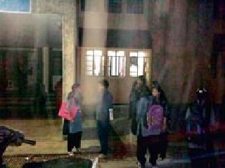 Students gave exams last night | विद्यार्थ्यांनी दिली रात्री परीक्षा