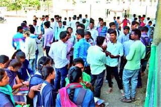HSC examinations in Yeola | येवल्यात बारावीची परीक्षा सुरळीत HSC examinations in Yeola | येवल्यात बारावीची परीक्षा सुरळीत