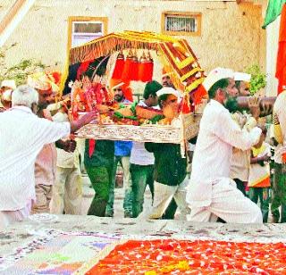 Offering moneylenders from the villagers of Jainaidi | जानाईदेवीला ग्रामस्थांकडून चांदीची पालखी अर्पण