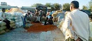 Discrimination with farmers in buying tur | तूर खरेदीत शेतकऱ्यांसोबत भेदभाव Discrimination with farmers in buying tur | तूर खरेदीत शेतकऱ्यांसोबत भेदभाव
