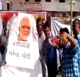 Bharatiya Sabha minister shot dead on Modi's photo, said the robbers | भरसभेत मंत्र्यामुळे मोदींच्या फोटोवर मारल्या चपला, म्हणाले डाकू