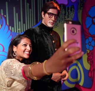 It's a long time, though, to Indian women, like husband Amitabh! | अवघे पाऊणशे वयमान... तरी भारतीय महिलांना हवा अमिताभसारखा पती!