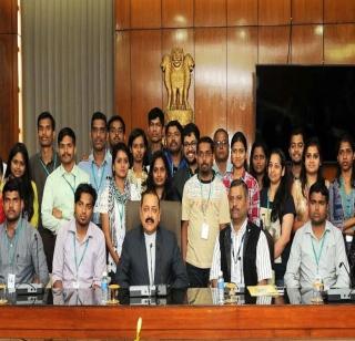 Garware College students of Pune took a meeting with Jitendra Singh | पुण्यातील गरवारे कॉलेजच्या विद्यार्थ्यांनी घेतली जितेंद्र सिंह यांची भेट