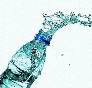 Take the illegal trade of water bottles | पाणी बाटल्यांच्या अवैध धंद्याला ऊत