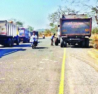 कर्जत-मुरबाड रस्त्यावर वाहनांची अनधिकृत पार्किंग