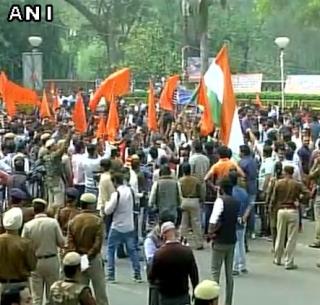 'ABVP' launches outside of Delhi University | 'अभाविप'चा दिल्ली विद्यापीठाबाहेरील मोर्चा सुरू