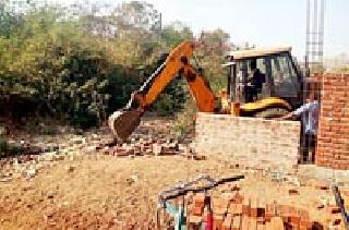 School administration violates the 'encroachment' | शाळा प्रशासनाचे ‘ते’ अतिक्रमण जमीनदोस्त School administration violates the 'encroachment' | शाळा प्रशासनाचे ‘ते’ अतिक्रमण जमीनदोस्त