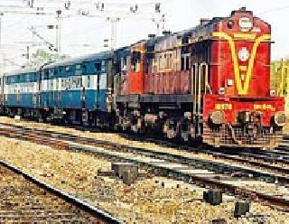 Recovery of railway officers from monthly pass holders | मासिक पासधारकांकडून रेल्वे अधिकाऱ्यांची वसुली