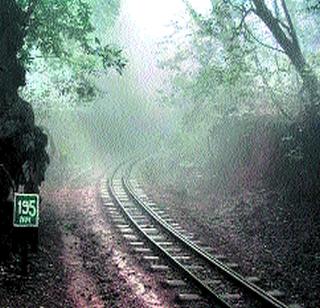 Waiting for a mintrain with tourists ... | पर्यटकांसह साऱ्यांनाच प्रतीक्षा मिनीट्रेनची...