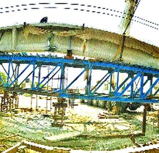 Naigaon railway flyover cracks girder | नायगाव रेल्वे उड्डाणपूलाच्या गर्डरला तडे