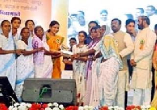 First Prize for Taluka level at Ratnapur | रत्नापूर येथील बचत गटाला तालुकास्तरीय प्रथम पुरस्कार