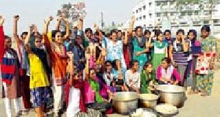 Students from the hostel get poor meals | वसतिगृहातील विद्यार्थिनींना मिळते निकृष्ट जेवण Students from the hostel get poor meals | वसतिगृहातील विद्यार्थिनींना मिळते निकृष्ट जेवण