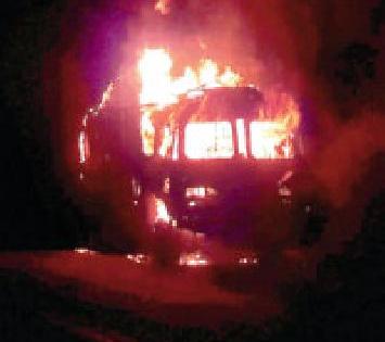 'The burning truck' on Nagpur route; Driver injured | नागपूर मार्गावर ‘दि बर्निंग ट्रक’; चालक जखमी