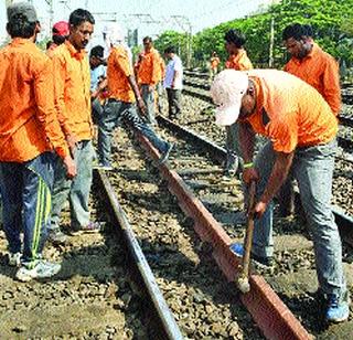 Goregaon near Rola | गोरेगावजवळ रुळाला तडा