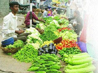 Vegetable market on the road | रस्त्यावर भाजीबाजार