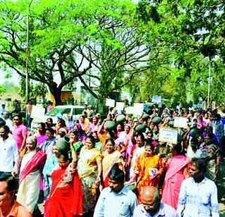 Handa Morcha of Janseva on Talegaon Municipal Council | तळेगाव नगर परिषदेवर ‘जनसेवा’चा हंडा मोर्चा