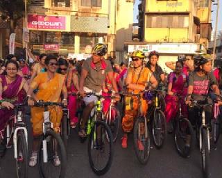 Cycling With Milind Soman On Women's Table | महिलांची नऊवारीवर मिलिंद सोमणसोबत सायकलस्वारी