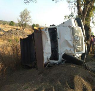 Death of a man on a sand truck | वाळूचा ट्रक उलटल्याने एकाचा जागीच मृत्यू Death of a man on a sand truck | वाळूचा ट्रक उलटल्याने एकाचा जागीच मृत्यू